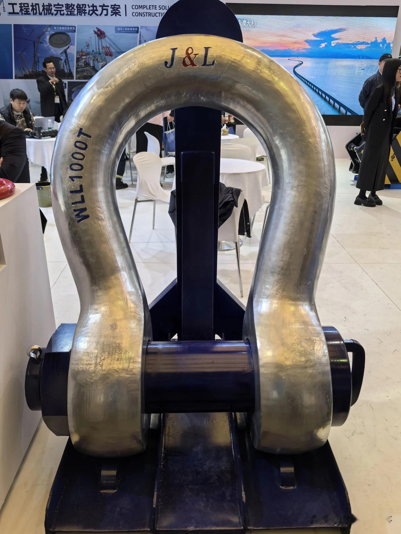 最近想买件黄金手串戴戴，但是这金价像跳水一样，真不知道后面是啥行情，工程人只知道