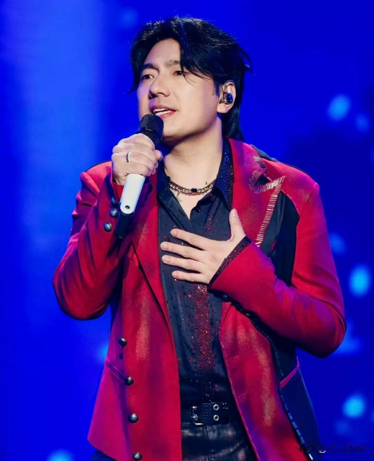 我有一种感觉，
海来阿木的歌听多了会累，
不是他唱得不好和不是故事不动人，而是他