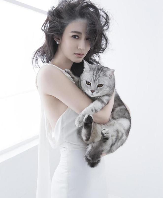 2010年，李小冉被前男友用艾滋针头抵住喉咙吓得她哭泣求饶，他放过了李小冉，转身