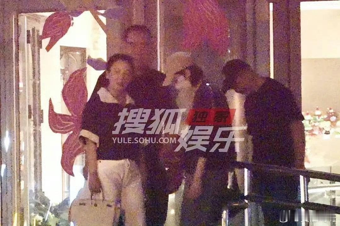 姚晨与前夫曹郁和陈凯歌陈红一起吃饭姚晨和前夫曹郁与陈红陈凯歌聚餐 私下饭局偶遇好