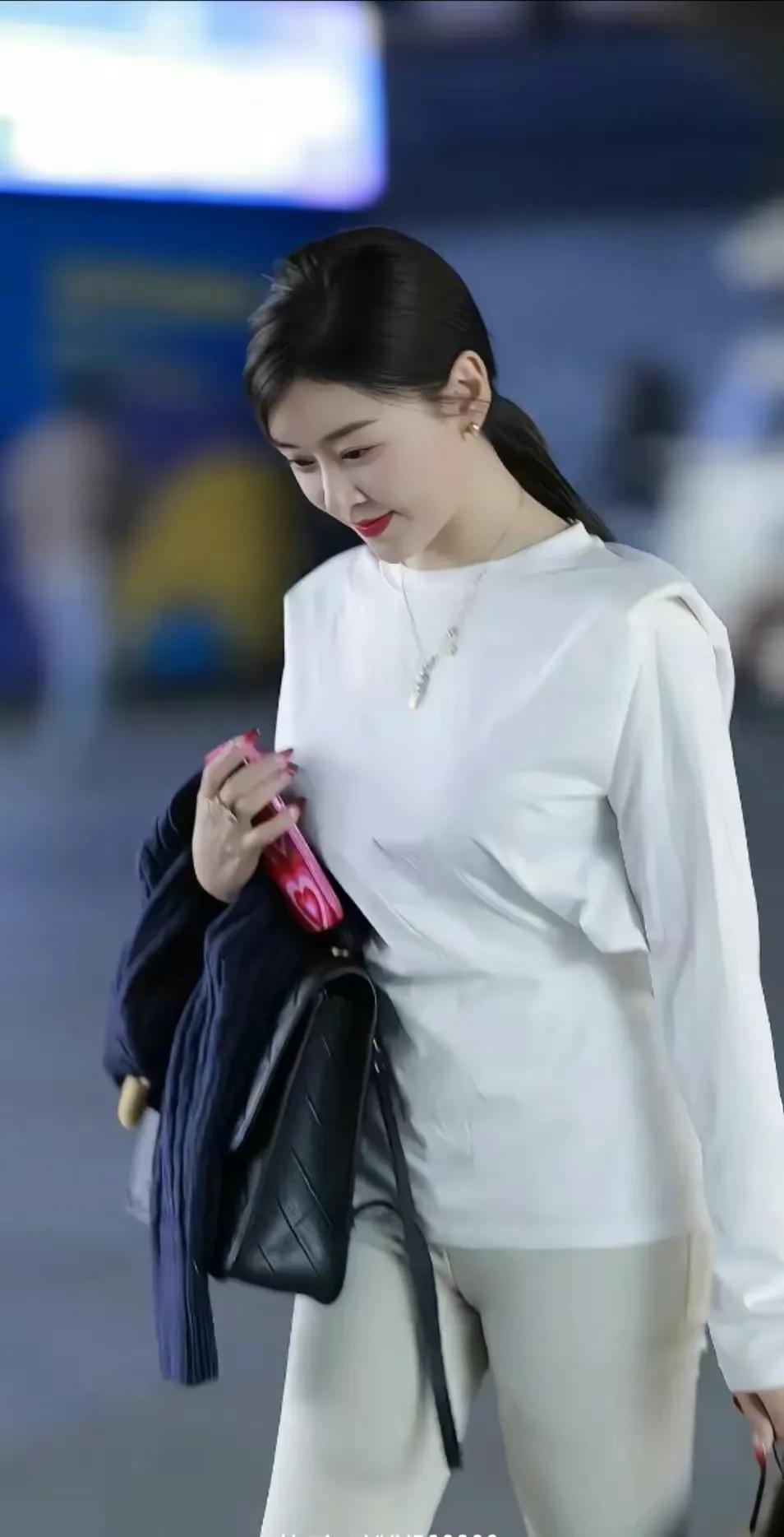 白衣气质美女，微胖美女，紧身裤，显得身材丰满，鼓鼓溜溜。