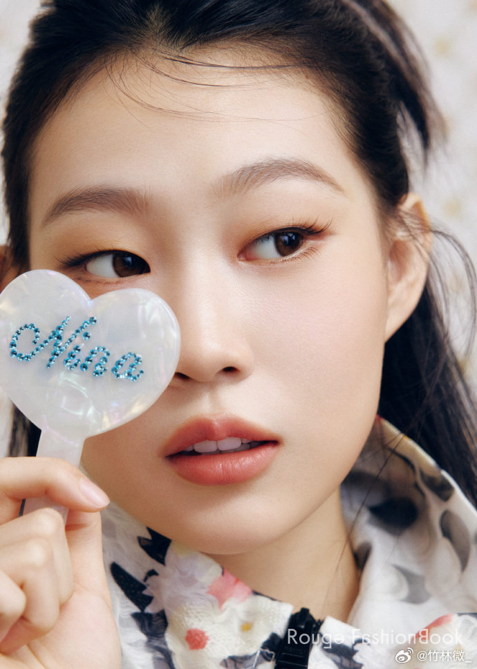 沈佳润 真诚的小女孩舞台上认真唱歌、全程开麦，特别投入。私下也很真诚，默默记着粉