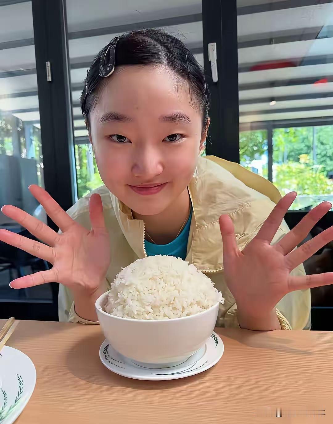 家人们谁能告诉我，
张本美和18岁生日为啥就晒一碗白米饭？
翻完她的采访和经历，