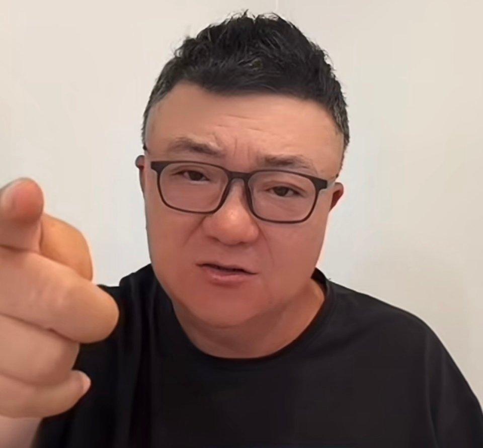 董路和郭德纲差不多，虽然事业干得不错，但心胸狭窄睚眦必报，和同行关系很差。

果