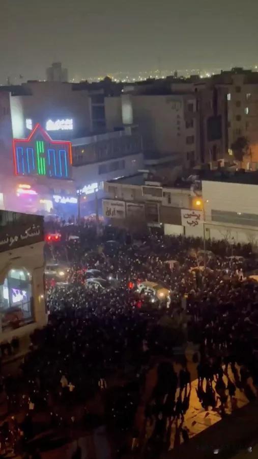 【在伊朗，恐怖分子破坏了60家银行分行】
德黑兰时间2026年1月10日，伊朗国