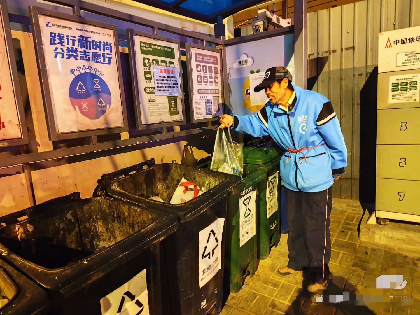 垃圾真的不够烧我们小区厨余垃圾不用破袋，就可以带塑料袋投入厨余垃圾桶，看来是发电