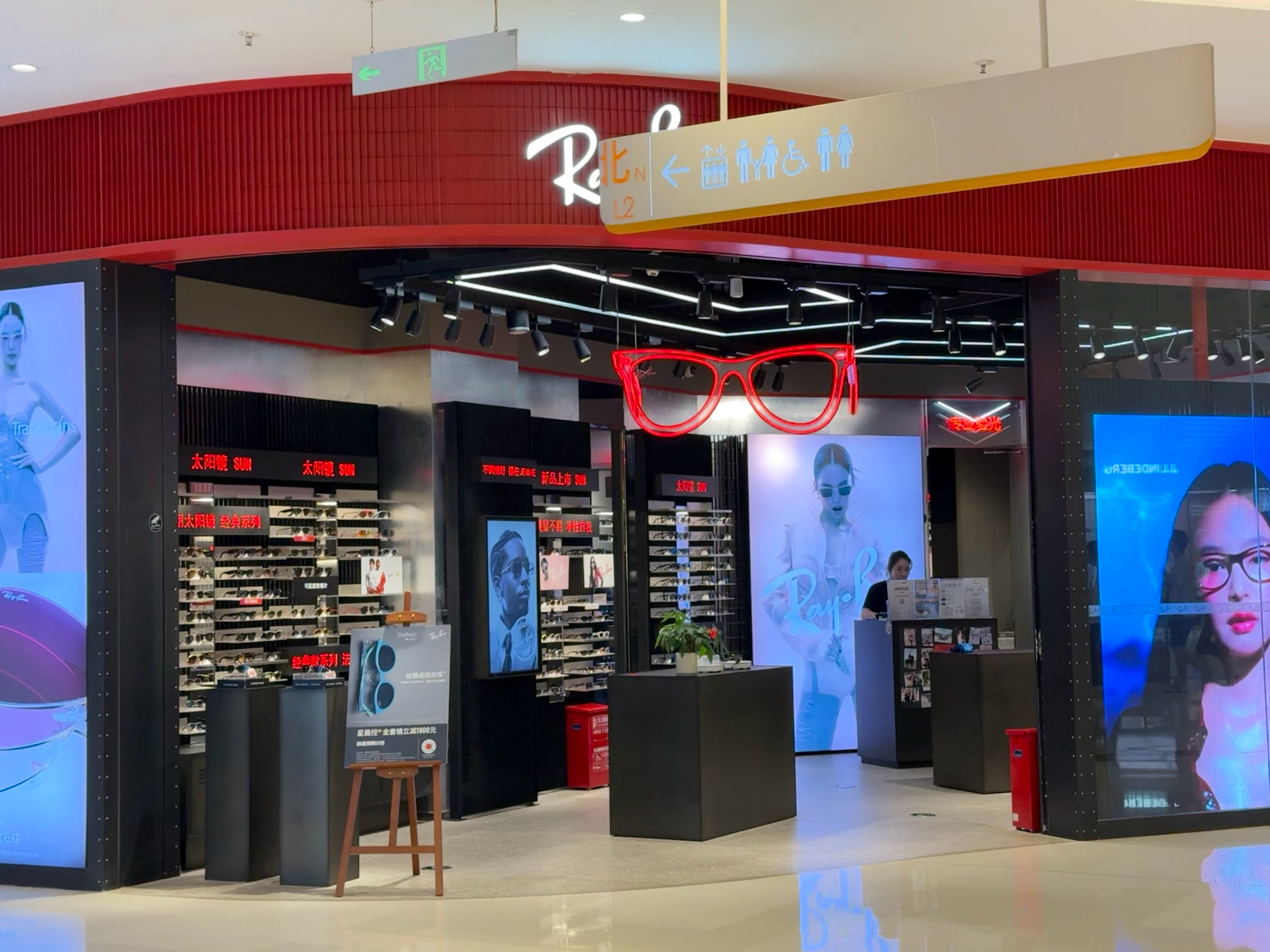 JENNIE  苏州中心偶遇Jennie x rayban全球地广一则左边放最新