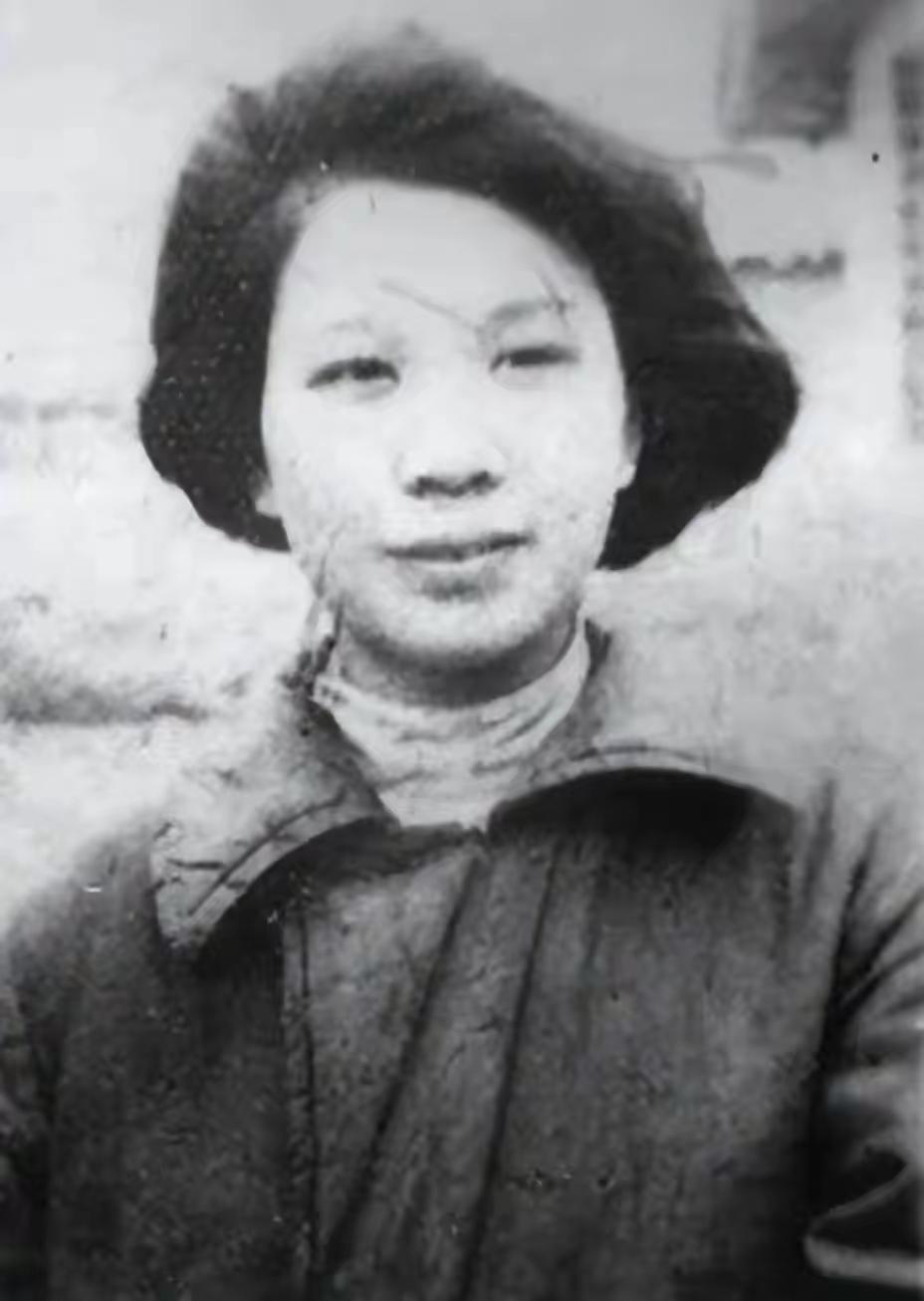 1975年，重庆歌乐山一处施工工地意外挖出一具女性遗骸。尸骨手腕上仍扣着一副锈迹