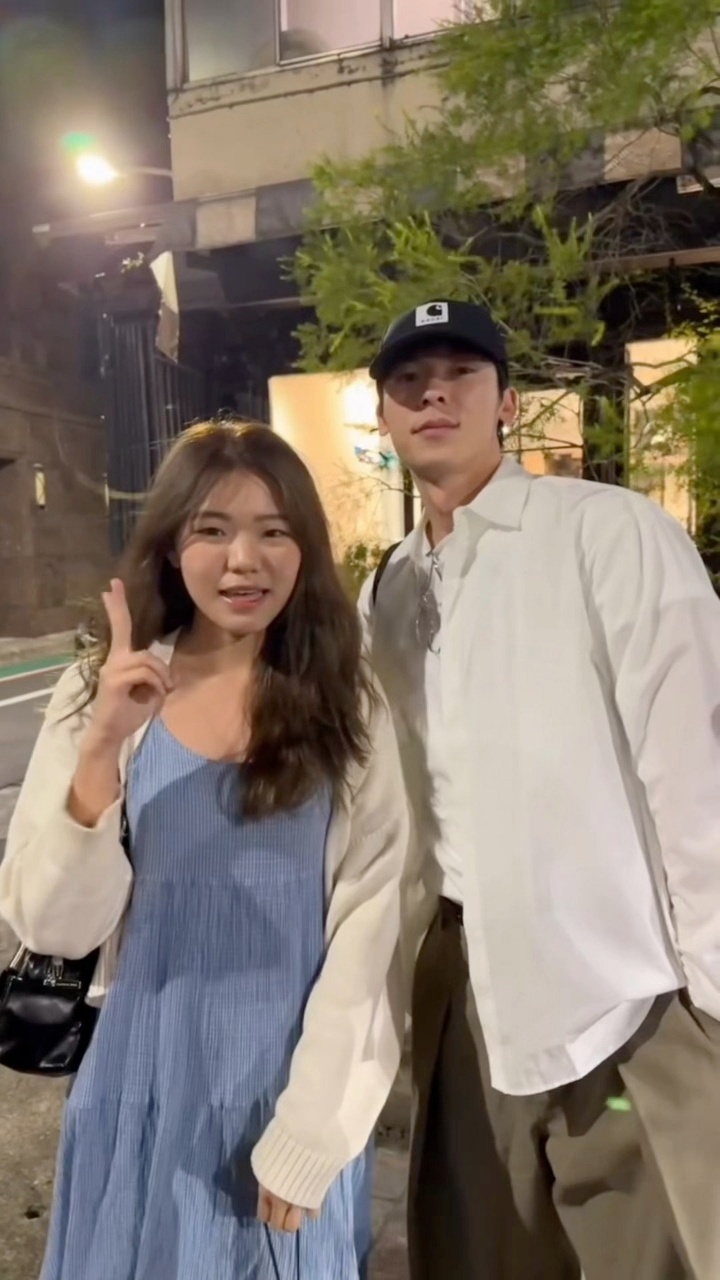 刷到网友偶遇许光汉还一起合照，这也太幸福了吧～ 一想到能和他对视，我连见面开场白