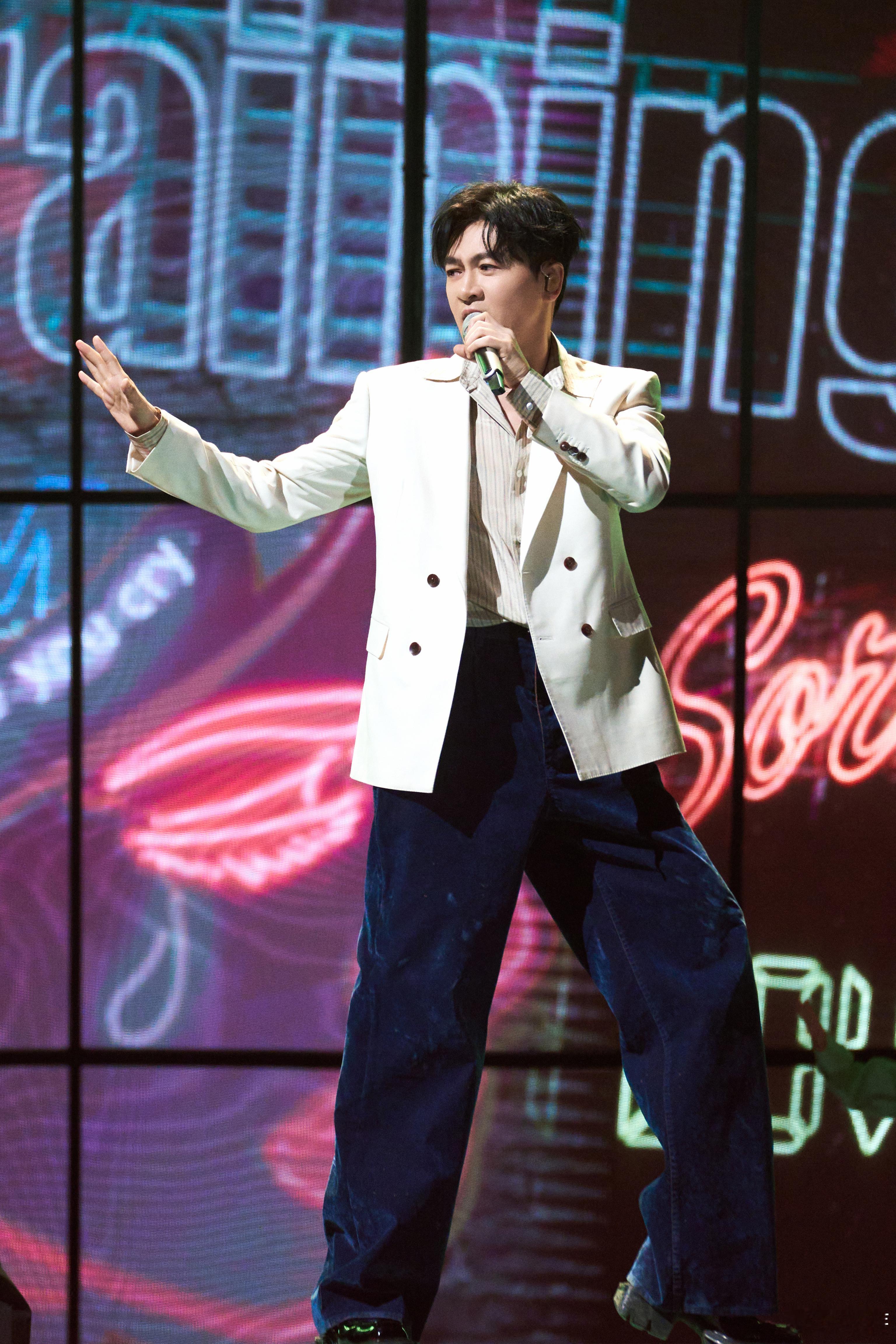 难以想象苏有朋比他们大了20岁 谁敢相信苏有朋比身边的后辈大了二十多岁啊！我小时