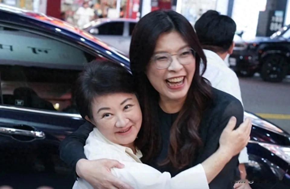 《台湾观察
"姐姐"卢秀燕为什么常常与"妹妹"郑丽文不搭调
——解析两人的"姐妹