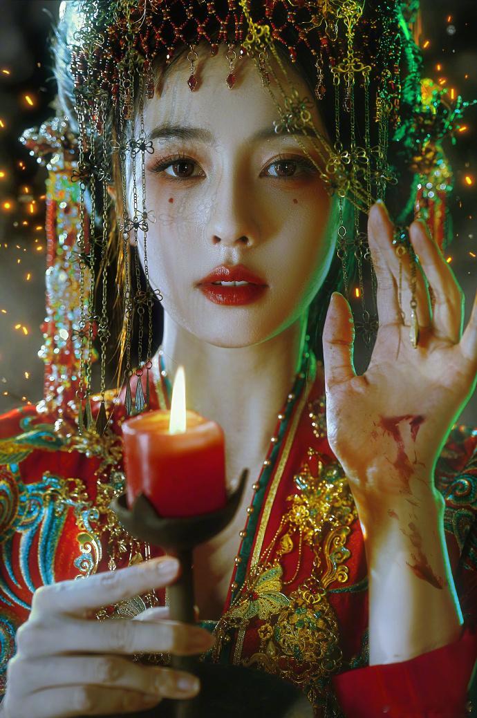 白鹿古装婚服写真   白鹿古装婚服写真拍的也太美了吧，白鹿真的很适合古装的氛围感