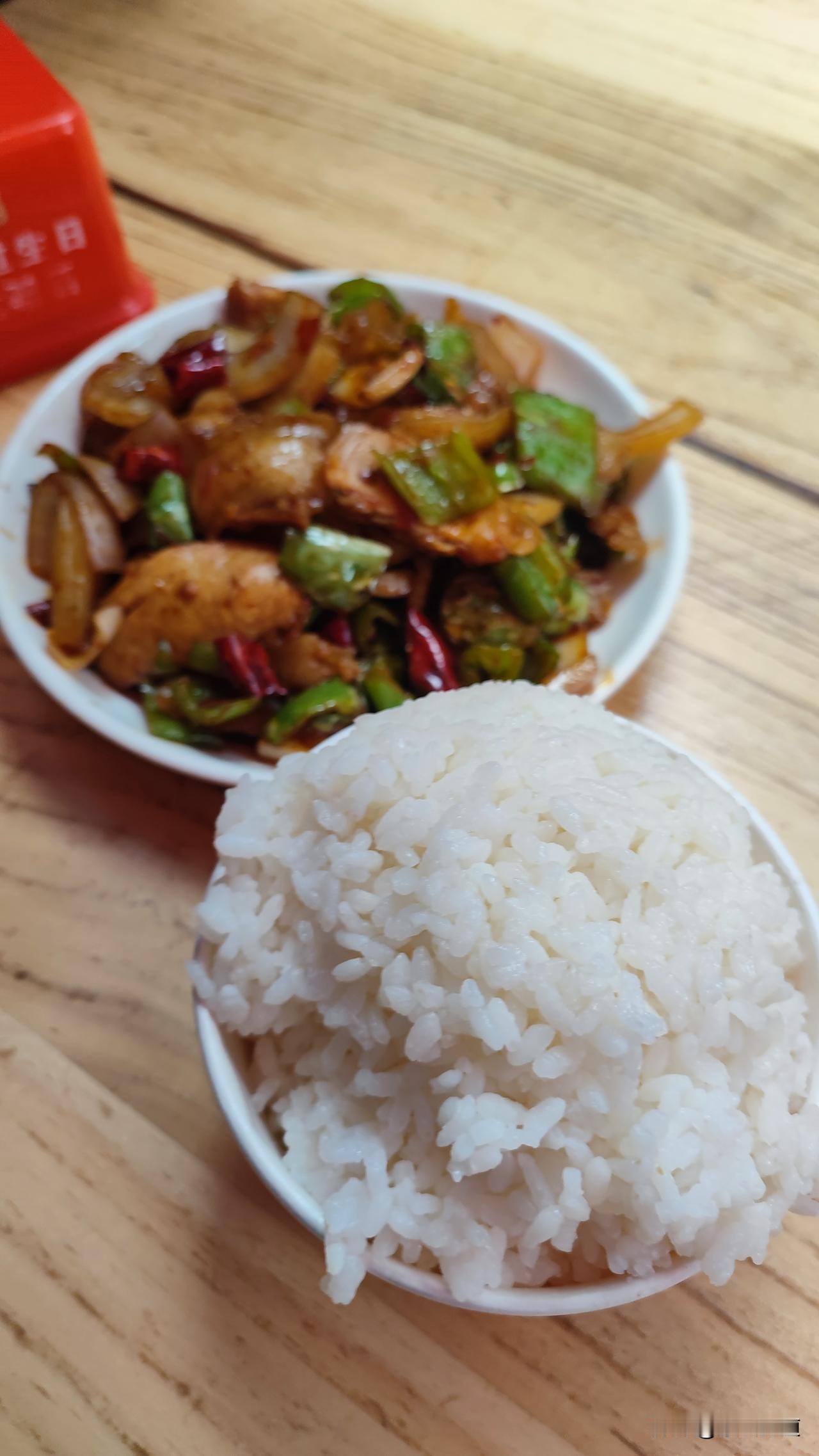 12:30左右，到了这个餐馆，大学有的已经都接近放假了，没想到还有这么多的人，到