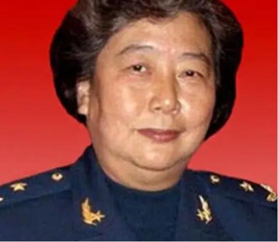 1982年，刘晓连驾驶着安－26运输机，从张家口机场起飞，爬到700米高空时，眼
