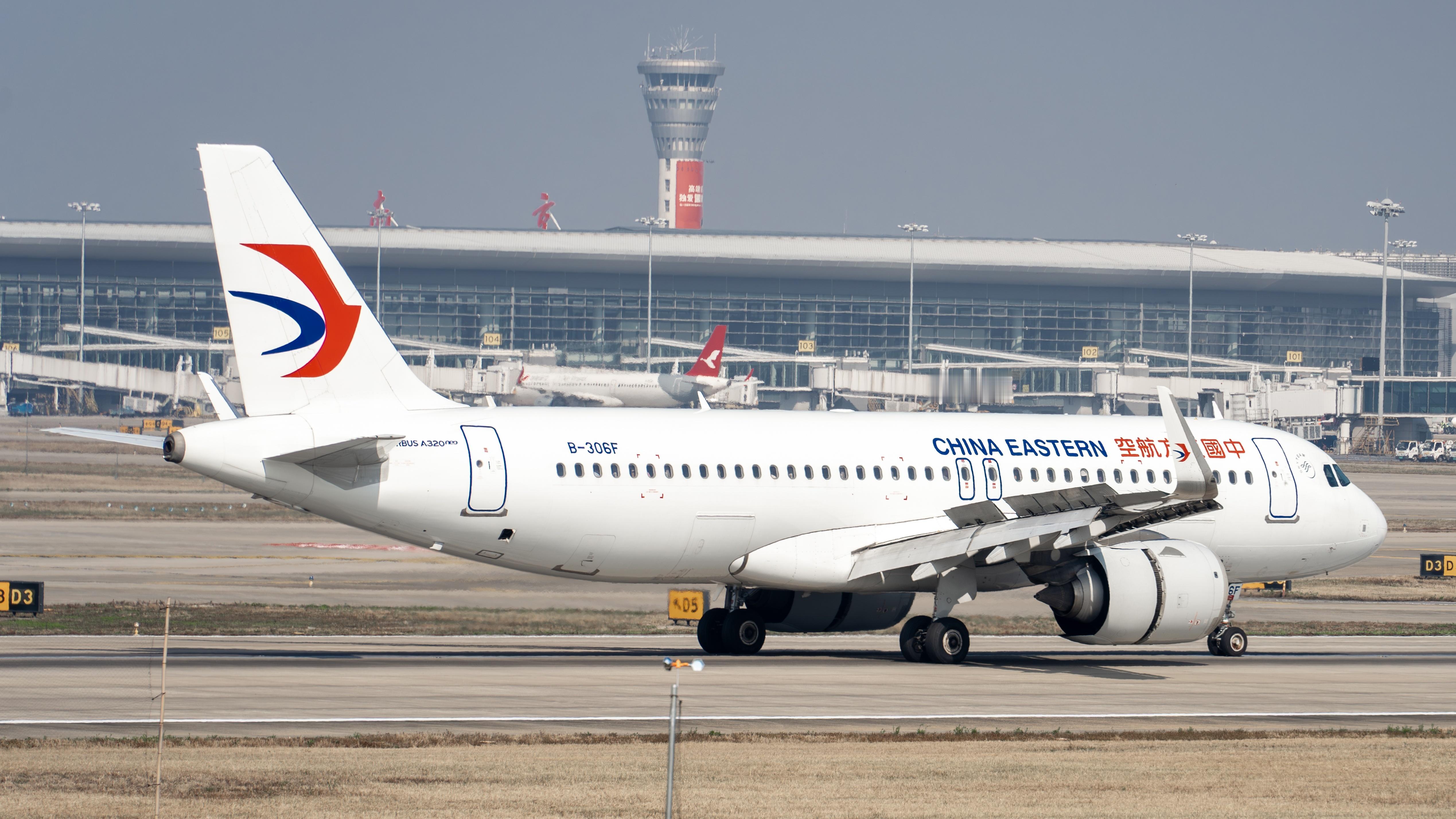 东航江苏近期已陆续引进了三架A320neo客机，注册号B-32R7/32SG/3