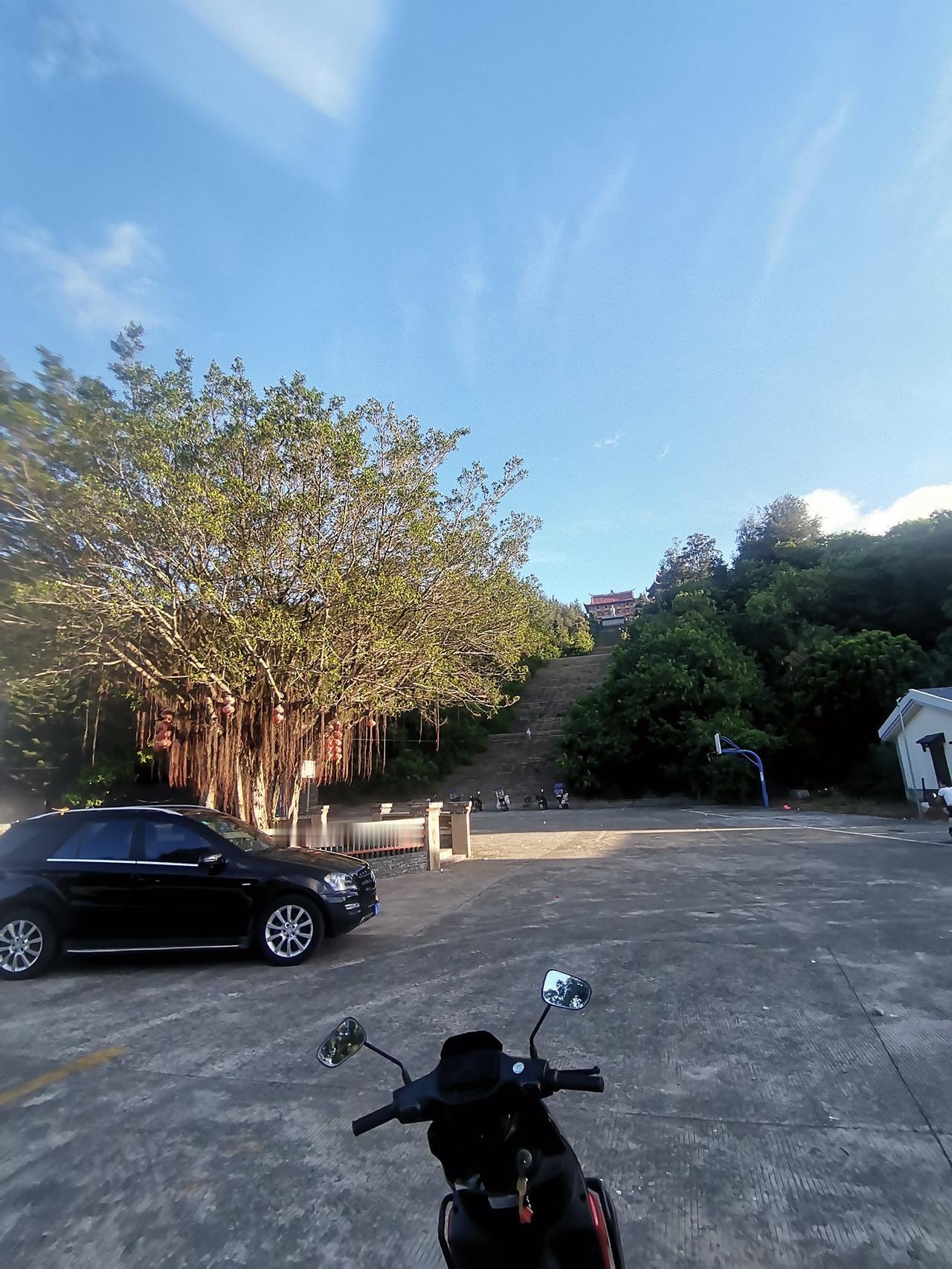 吴航十二景之一龙角含烟（晨起爬山、龙角峰寺、龙角公园、龙角含烟）。
今天去爬龙角