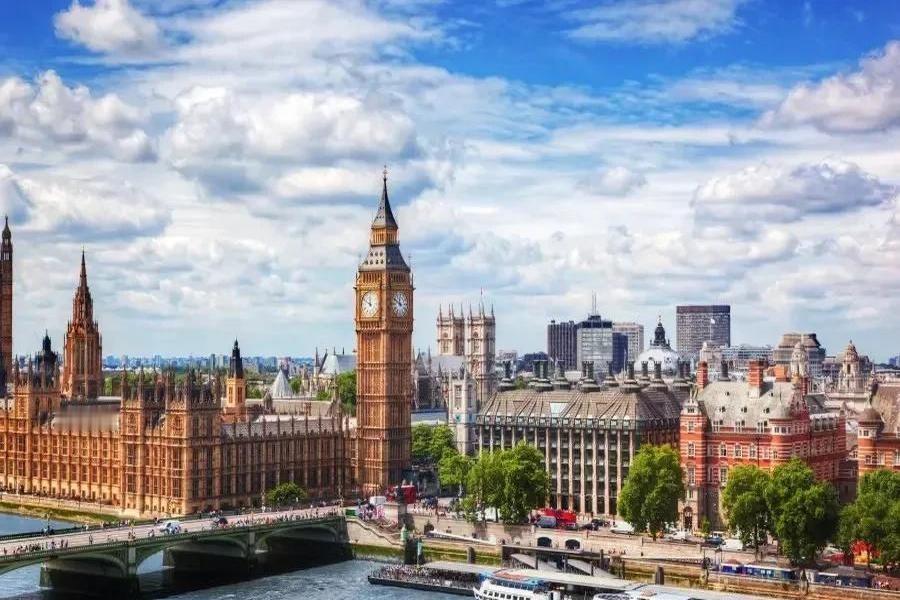 “真是鼠目寸光！”一位网友说，年会上一位同事过来敬酒，顺便聊起了他家孩子。他满脸