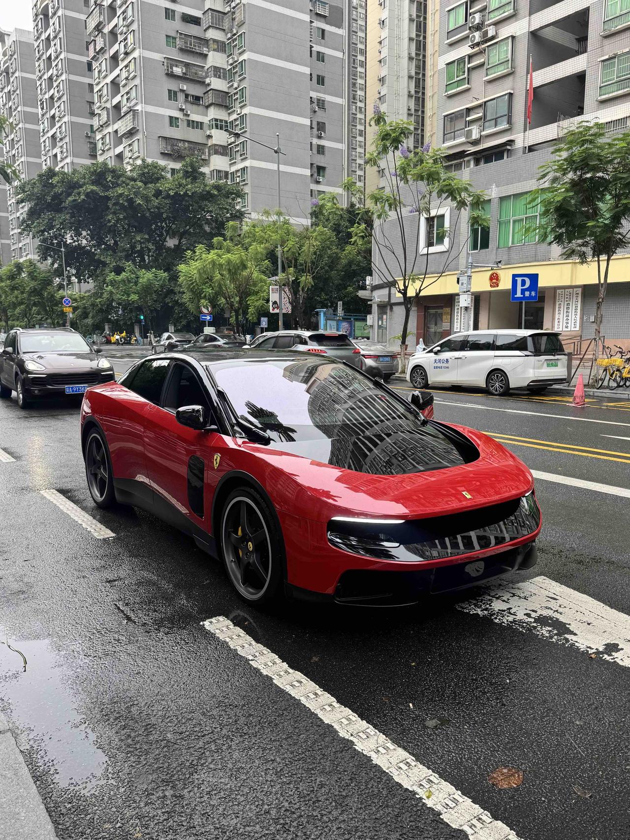 有人在路上拍到法拉利Luce实车了，这车卖398.8万，单就外观来说，不吹不黑，