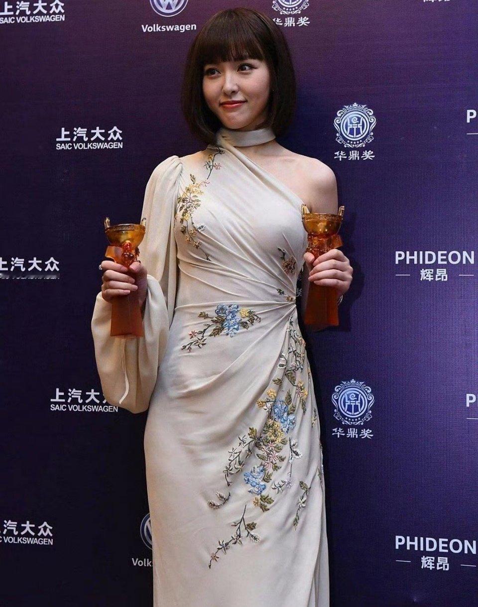 唐嫣这裙子太紧了吧，身材好赞，这腰臀比绝了 