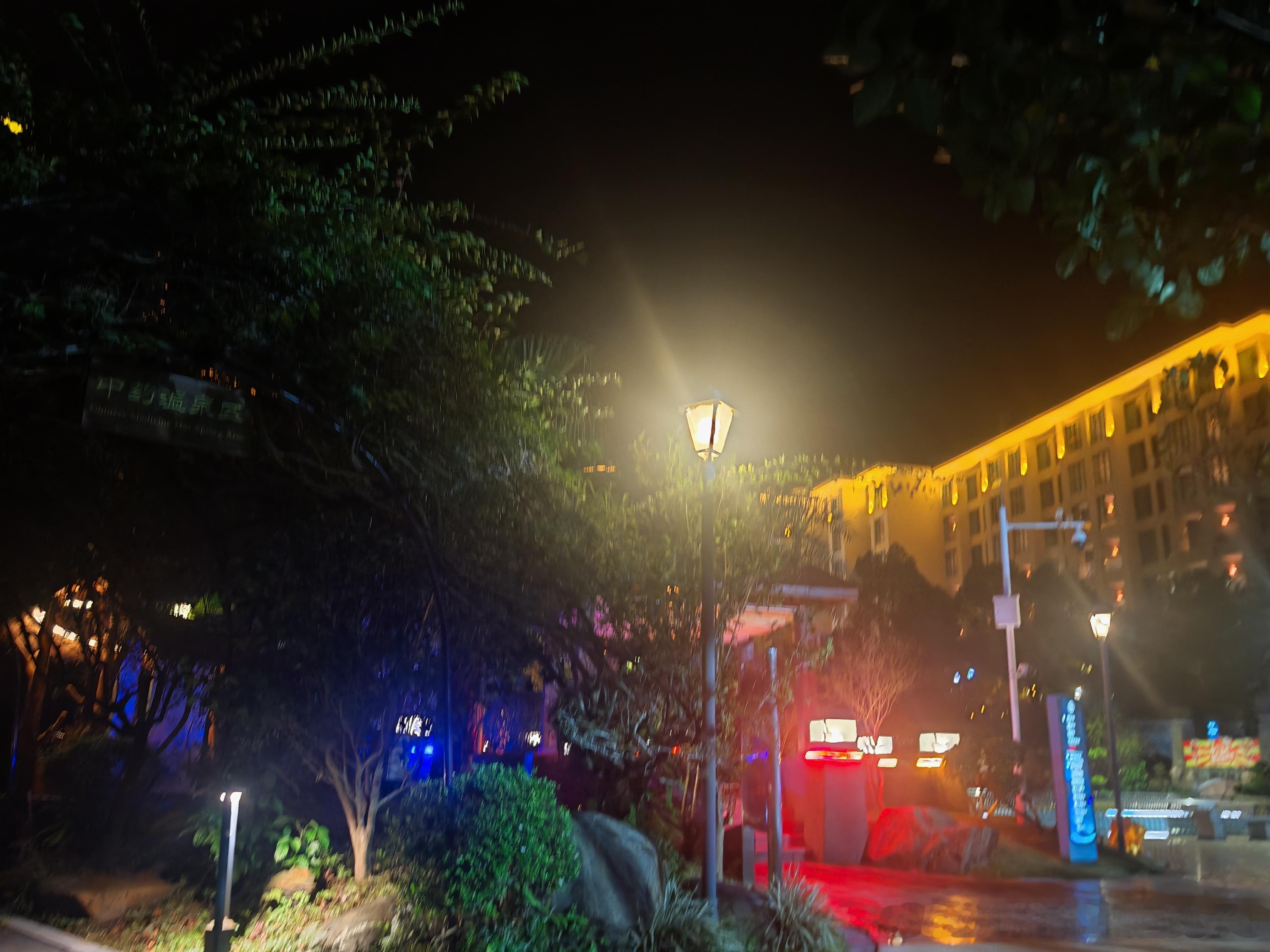 月亮没拍，拍了个灯 ​​​