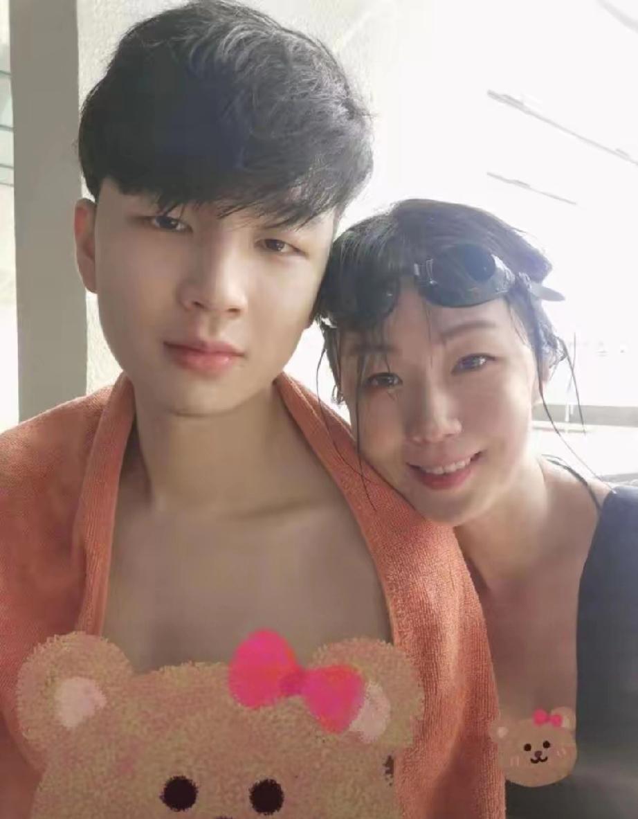 太炸裂！"辽宁，一40岁已婚女子，在KTV看上26岁小伙，便谎称自己单身，还当场