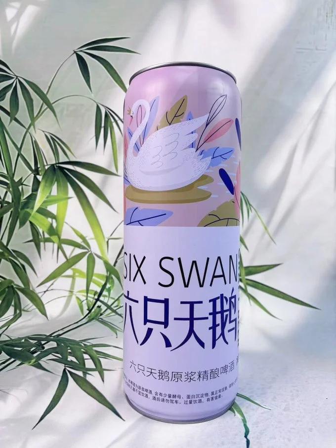 两款啤酒，就像是孪生兄弟。一个叫“六只天鹅”，温州舒马赫商贸有限公司运营。一个叫