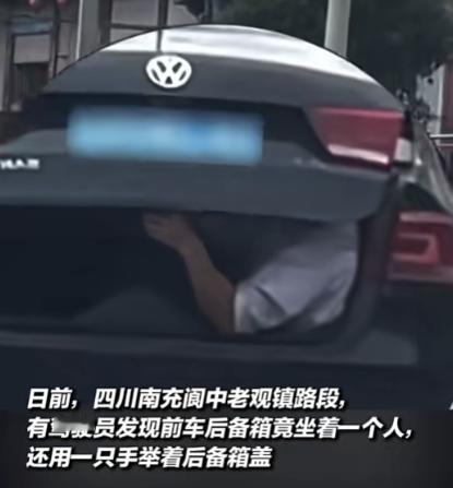 四川一男子花钱买了两只小猪仔，准备开车带回乡下，天气越来越热，他担心小猪中暑，想