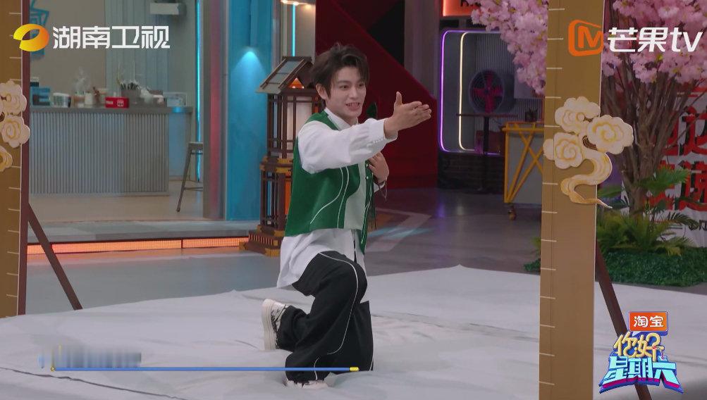 宋茜也是感同身受欧豪了你好星期六名场面预定！丁禹兮为了表忠心，对宋茜单膝下跪喊 