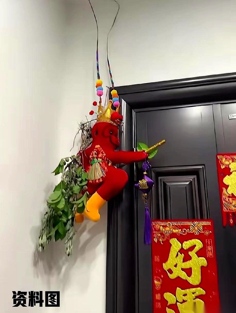 二姨拎着还冒热气的粽子，站在儿子家门口。
手刚抬起来，还没敲下去，眼神就钉死了。