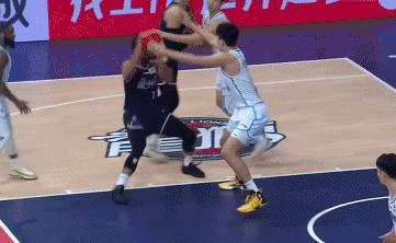 崔永熙双手隔扣杨瀚森
北京时间1月25日，广州与青岛的比赛进行至第二节，天赋对决