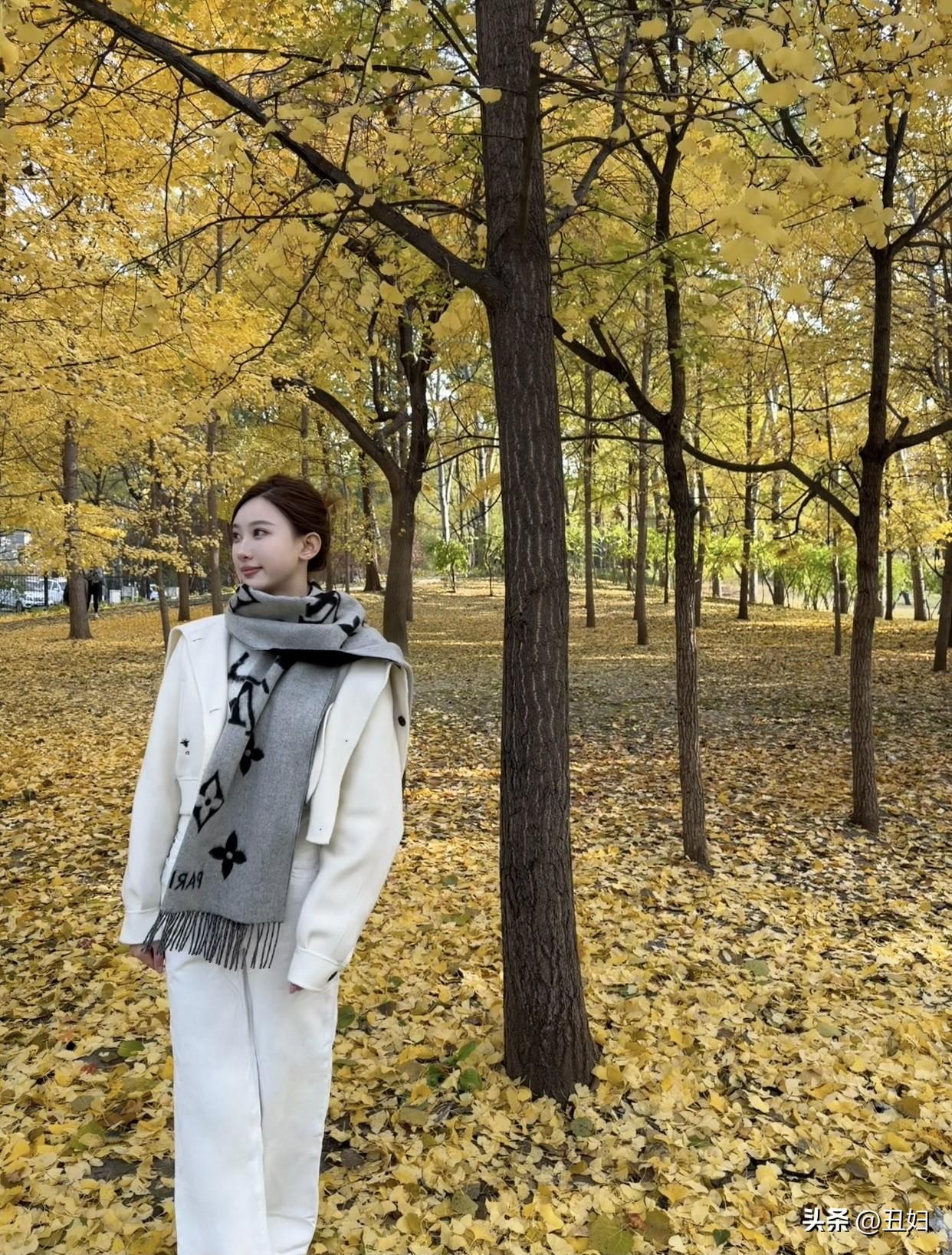 灰色比黑色柔和又有收敛感，白色像反光板能提亮气色，而且这俩颜色低记忆度，适合打造