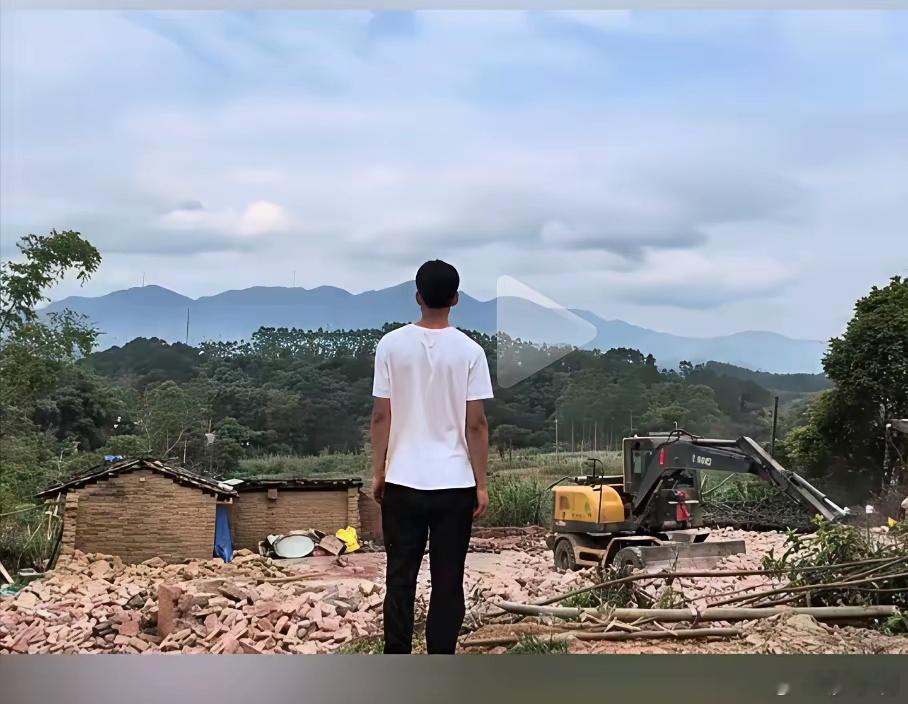 唐尚珺2年达成心愿拆旧房建新房真心佩服唐同学，才读大二就有能力帮家里重建房子，而