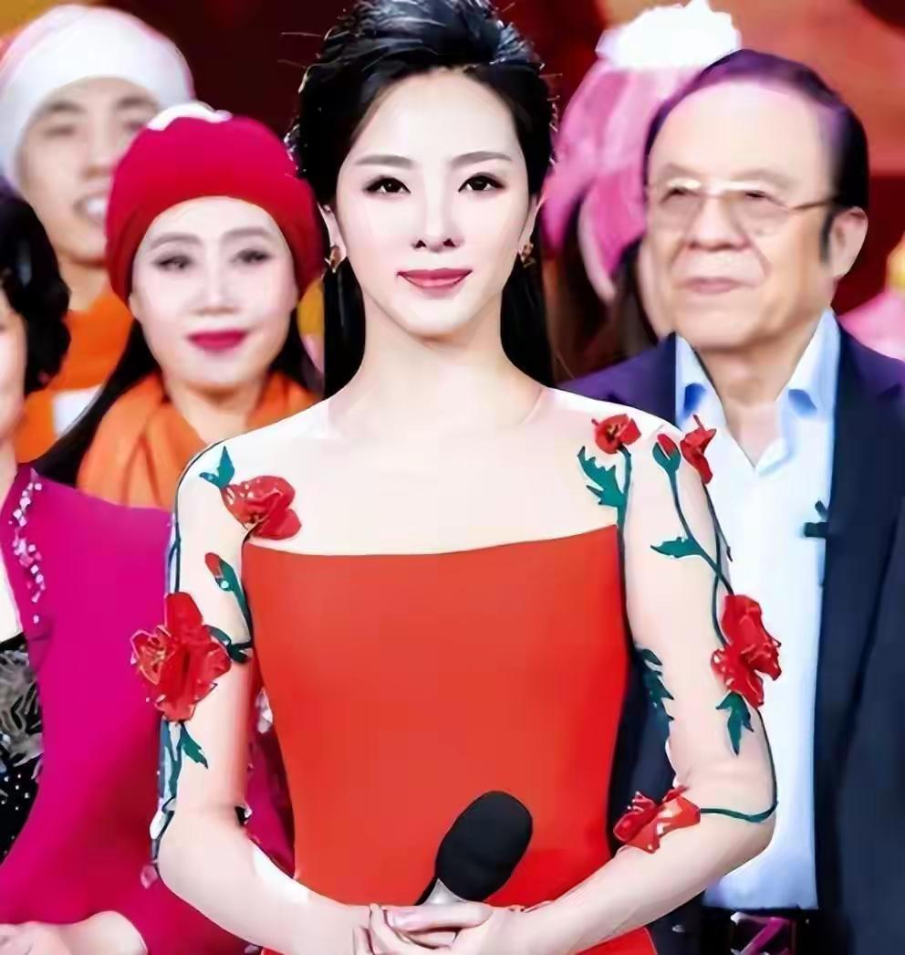 都写李思思"野心藏不住"。我看她最狠的不是野心，是那个时机。
38岁，9次春晚，