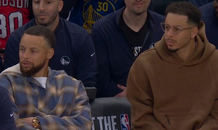 库里今天在场边接受NBC连线打趣：他和克莱￼被誉为“水花兄弟”，他和他的亲弟弟赛