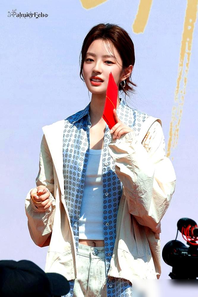 别再刷黄景瑜那个系鞋带的路透了。我告诉你，那根本不是糖，是资本验货后盖下的一个戳