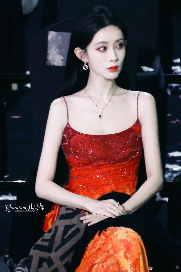 孟子义一摔 摔出五个热心肠 孟子义在星光大赏拍摄星光熠熠的内场照片  美哒哒