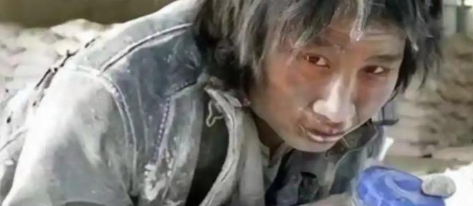 2011年，大学生崔松旺伪装成流浪汉，浑身散发恶臭，牙齿布满污垢，每天在垃圾桶旁