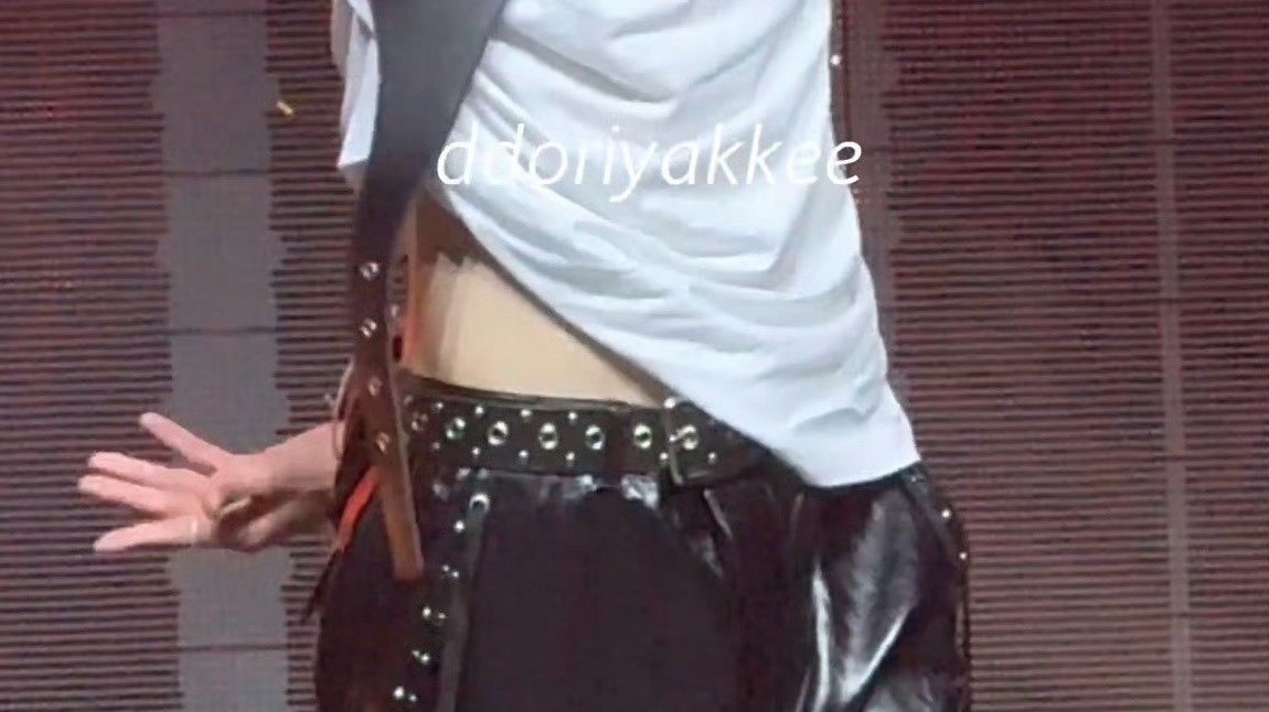 完全可以反手摸肚脐的身材🥵李炤熙什么时候展示一下才艺