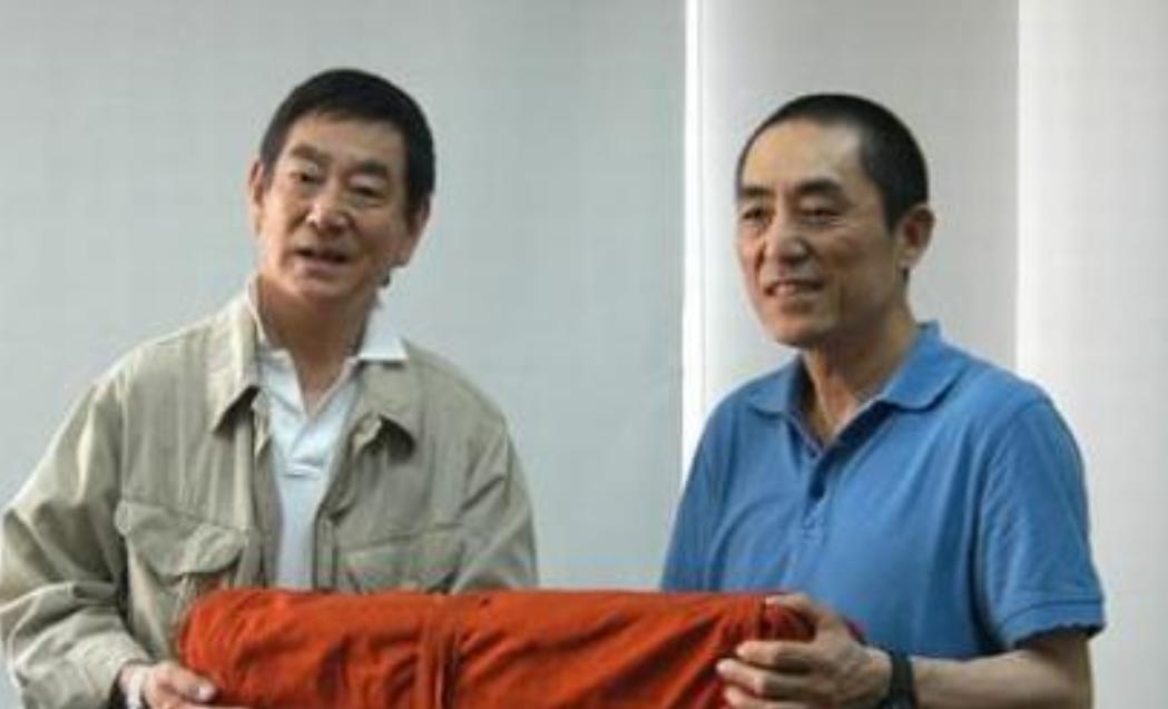 那把刀值北京一套房！
张艺谋收到时手都在抖...刀鞘上刻着两个汉字。
硬汉高