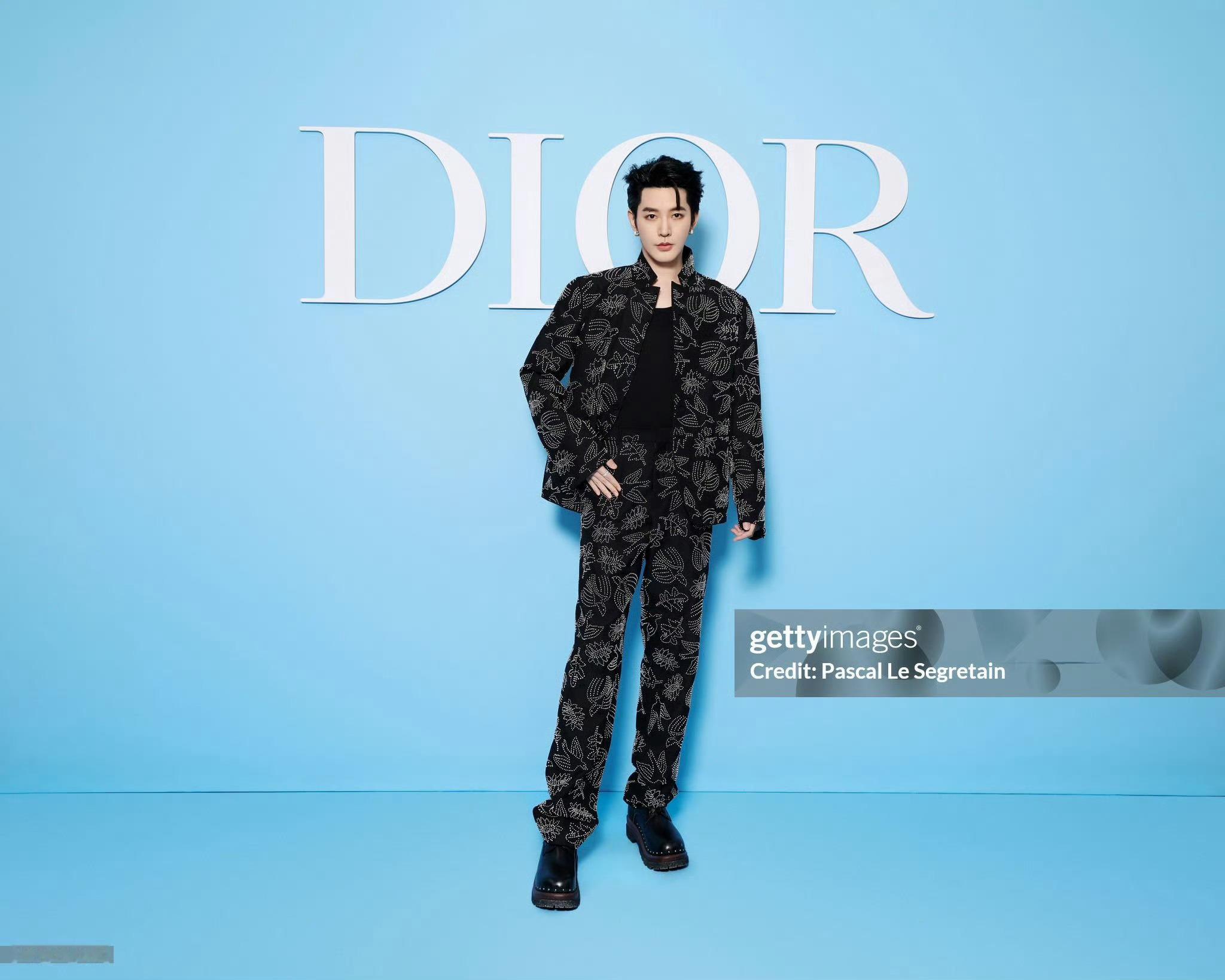 迪奥DIOR品牌大使、全球美妆大使邓为即将受邀出席2027春夏男装大秀，这也是他