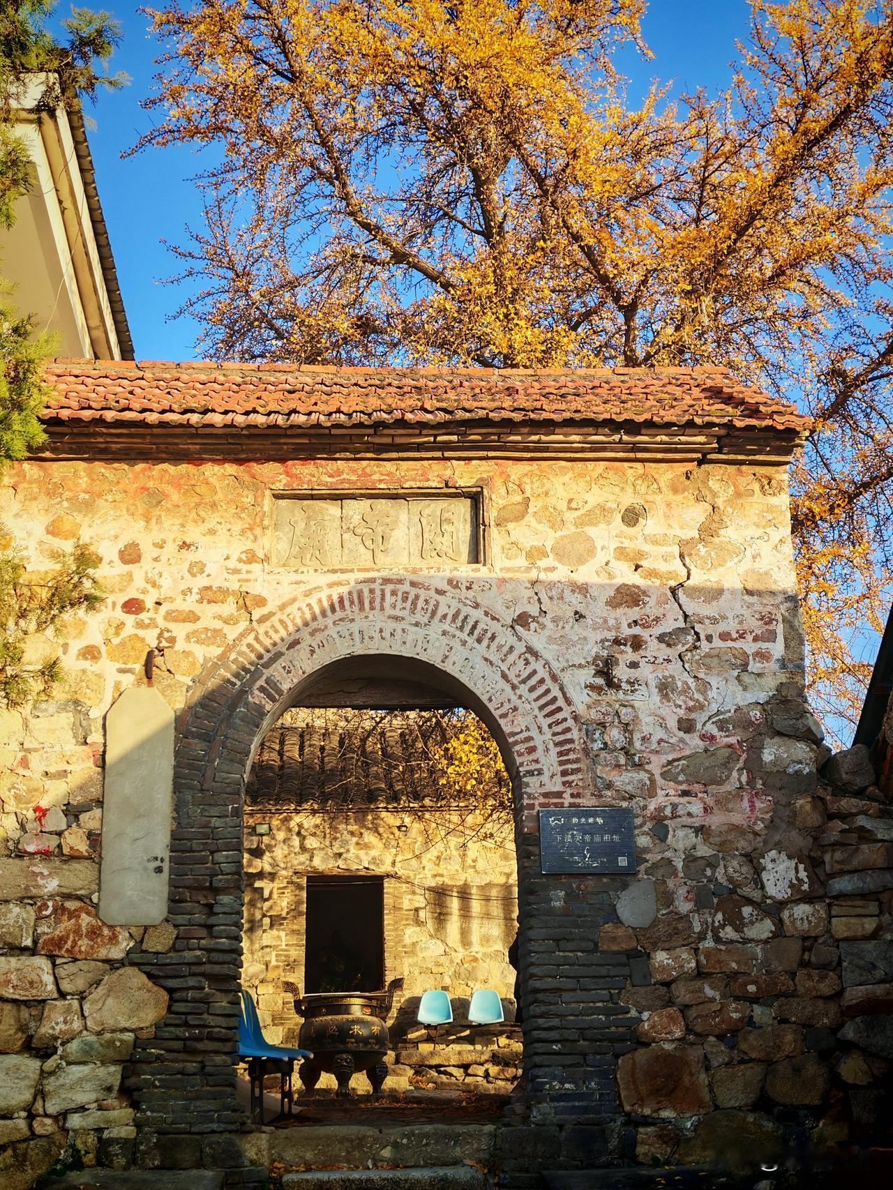 蚌埠涂山脚下，有个下洪村，下洪村里有个关帝庙。这个关帝庙据说始建于明代万历年间，