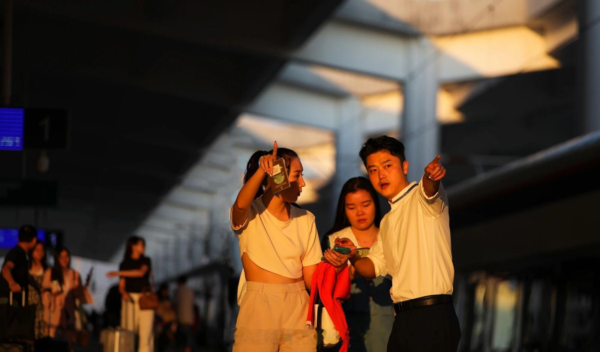 铁路头条【中老铁路开通近5年，老挝记者感叹……】中老铁路开通近5年，为老挝带来了