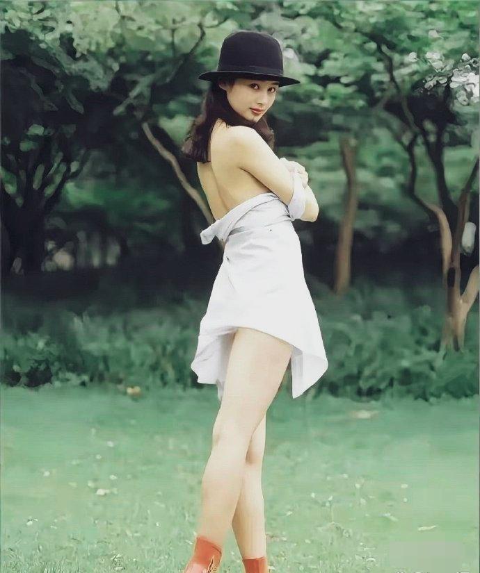 年轻的陈红转头回眸。她身姿曼妙，穿搭前卫又性感！大陆第一美女的称号一直没有人超越