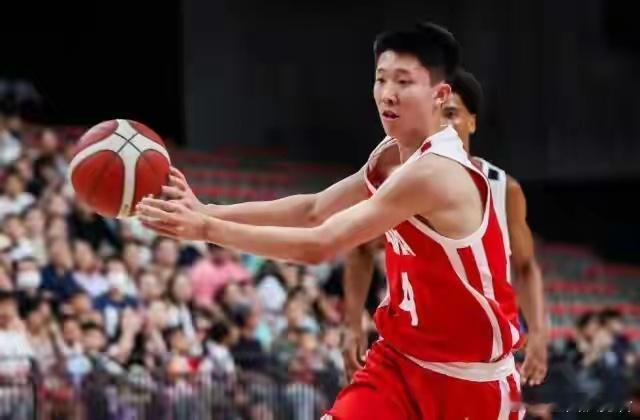 李群：张宇辰10月去美国上高中，短期目标冲击NCAA。我怎么感觉似曾相识呢，难道