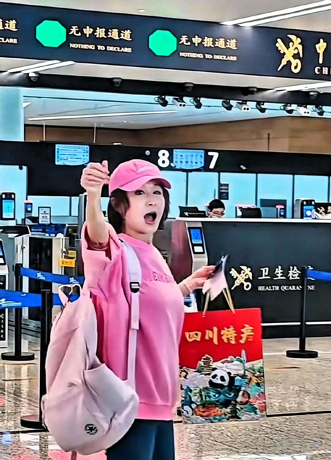 81岁潘迎紫被骂“假面”，我却觉得她赢了

4月5日，成都机场。

81岁的潘迎