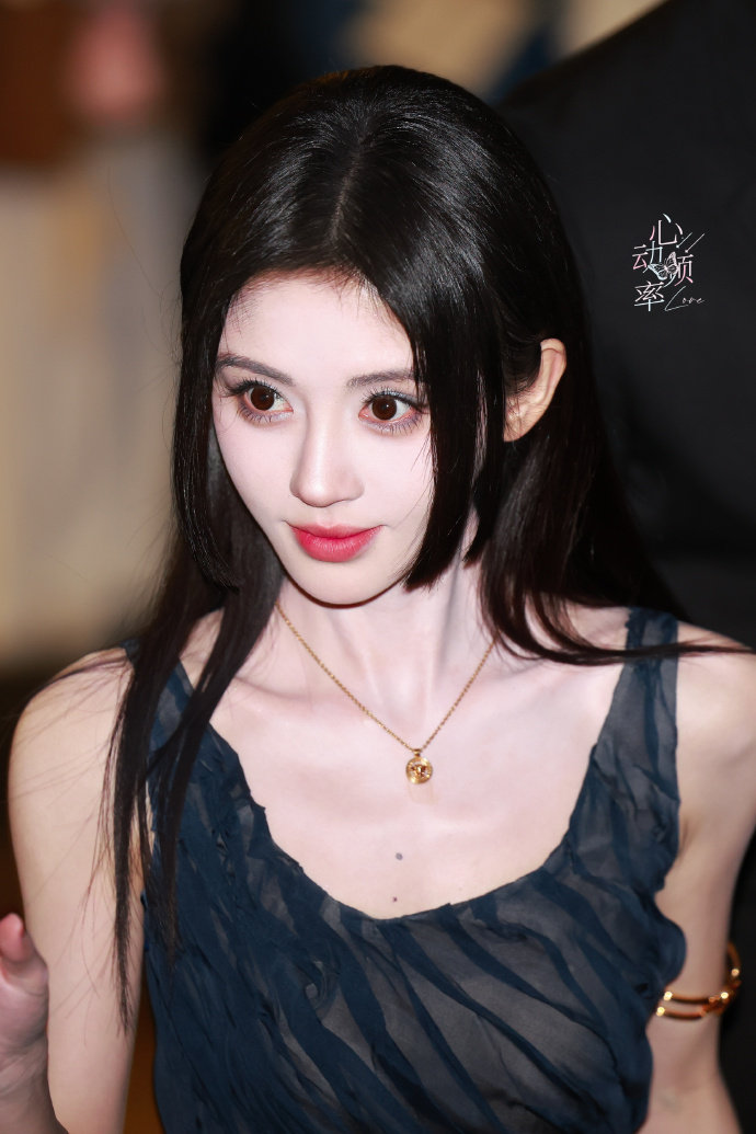 鞠婧祎国庆营业四宫格鞠婧祎怼脸好权威鞠婧祎国庆营业四宫格，咱就说怼脸披发造型，鞠
