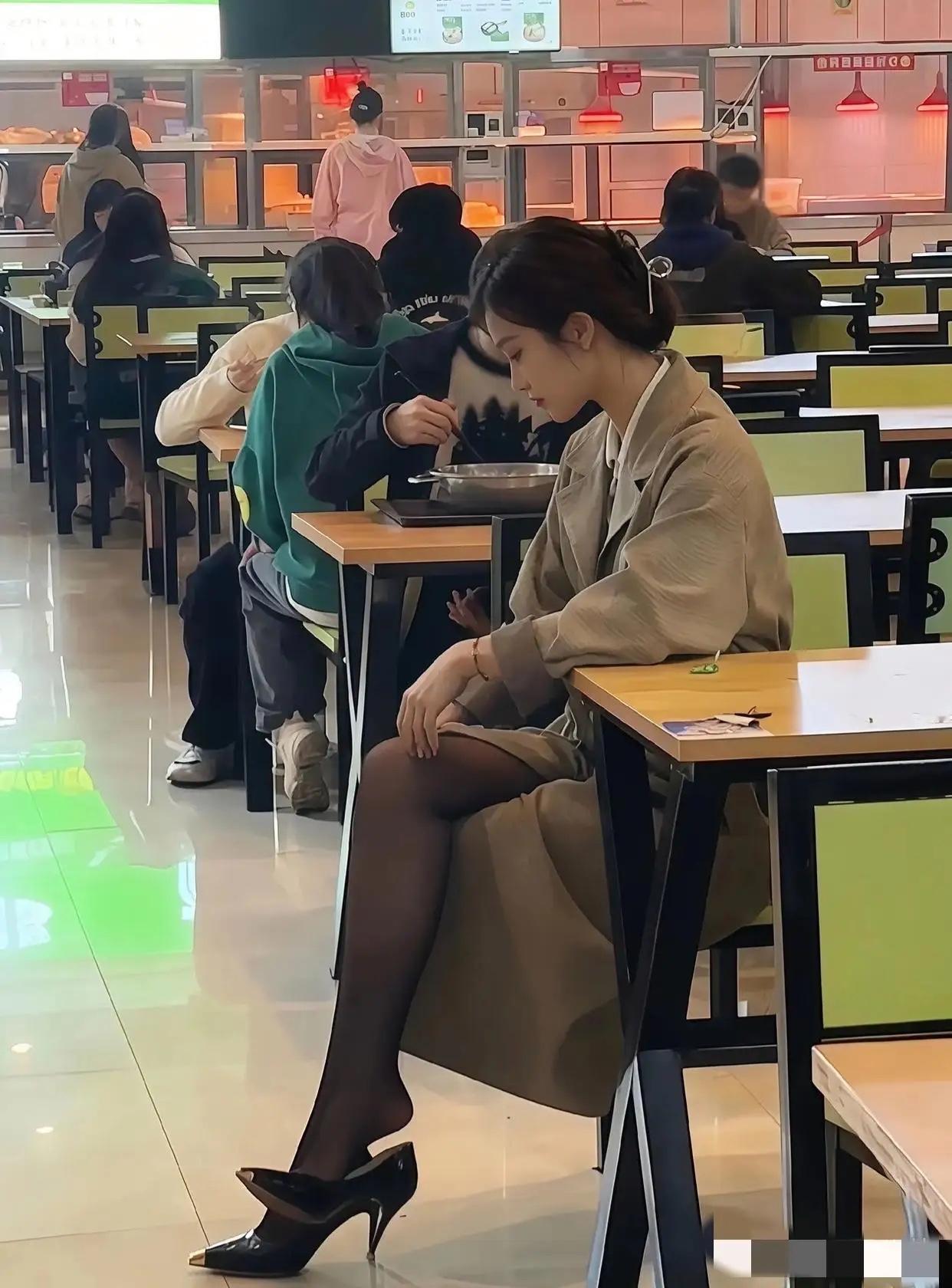 青春的食堂再也等不到那个曾经一起吃饭的人了[微风]