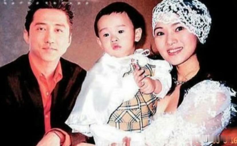 不少人反感伊能静的人设营销并非无因。当年她婚内与黄维德同框被拍，出轨已是实锤，却