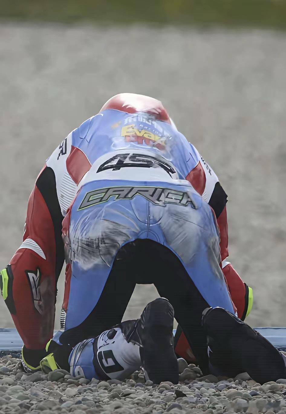 64号车手，一年几百万人民币的年薪，不是摔车就是拖后腿，也不能跑到第一阵营帮忙挡