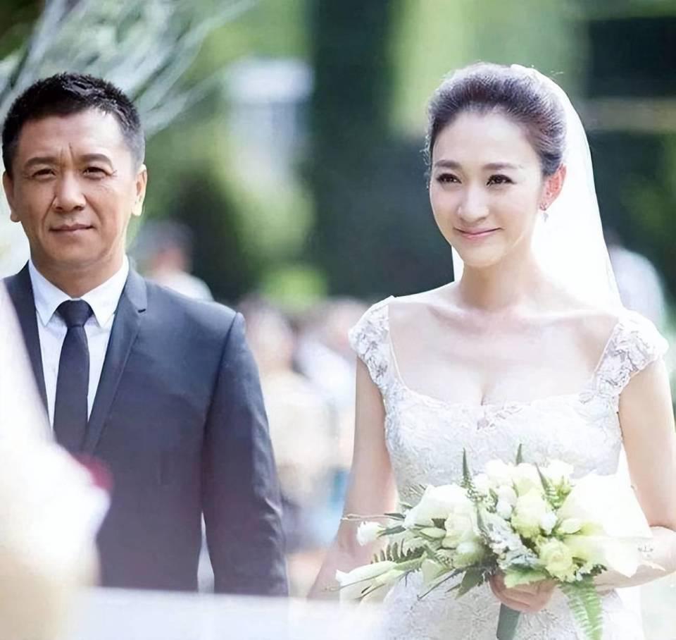 当年，李小冉结婚时，她老公一句“我给你5个亿，让你作”不知道让多少人艳羡，如今离